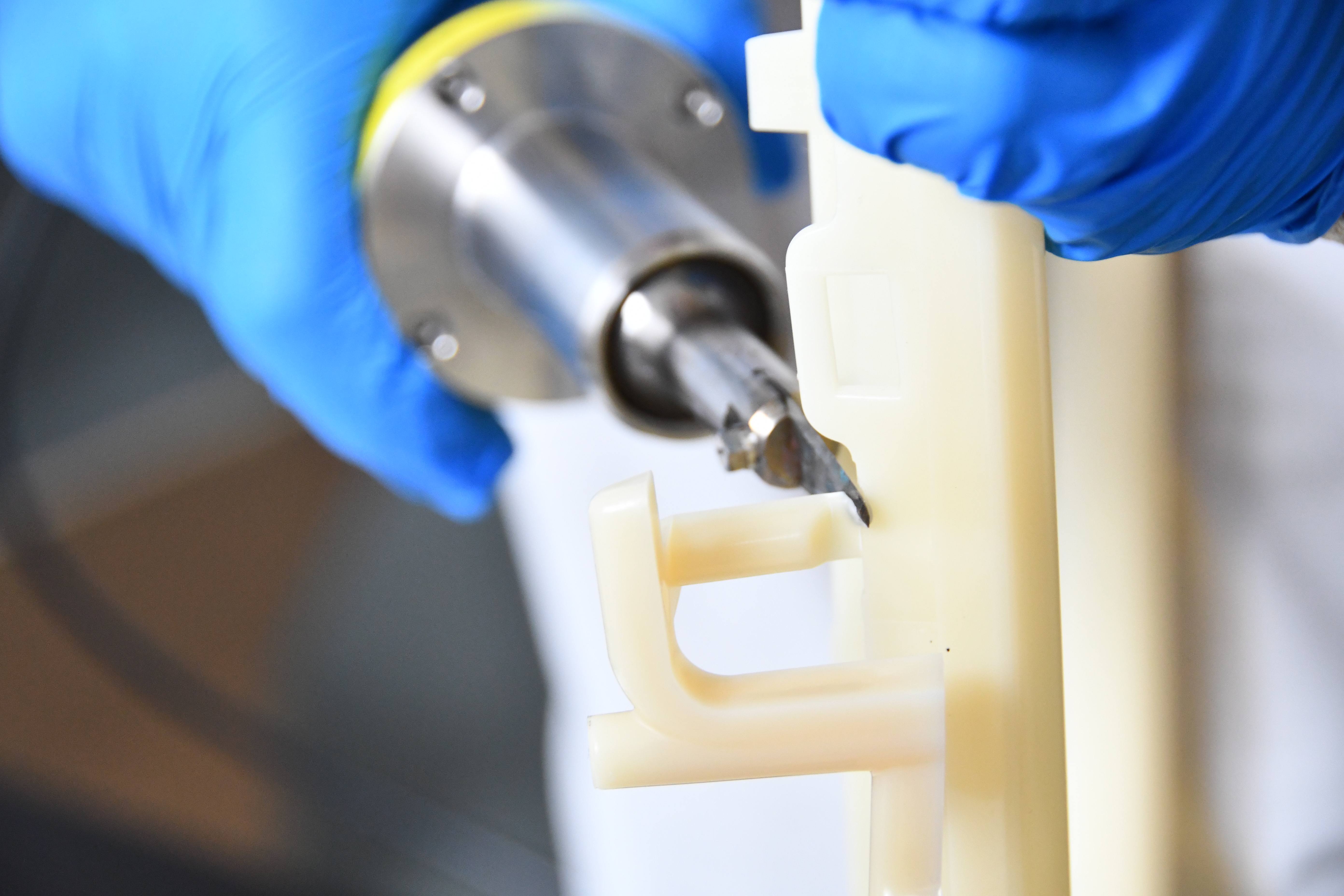 ultrasonic-plastic-cutting-machine-for-car-parts